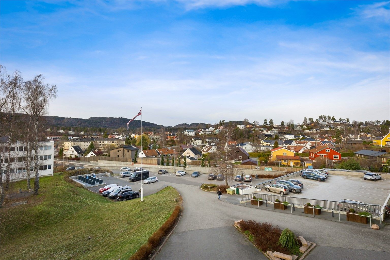 Fra leiligheten er det umiddelbar nærhet til T-banen som tar deg til Jernbanetorget på ca. 26 min. 