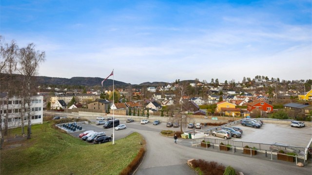 Fra leiligheten er det umiddelbar nærhet til T-banen som tar deg til Jernbanetorget på ca. 26 min.
