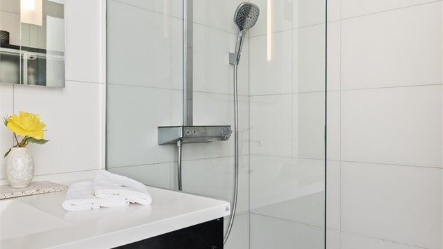 Badet har mekanisk avtrekksventilasjon som sikrer et godt inneklima.