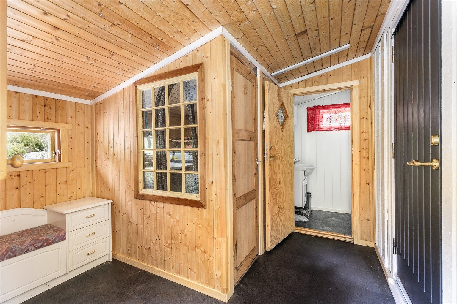 Entreen er byggemeldt som uthus/bod. Innredning og buksendring fra tilleggsdel til hoveddel er ikke omsøkt eller godkjent.