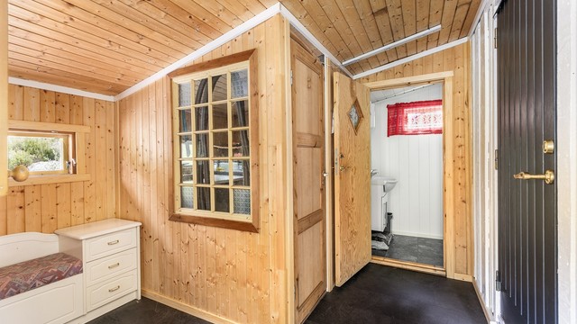 Entreen er byggemeldt som uthus/bod. Innredning og buksendring fra tilleggsdel til hoveddel er ikke omsøkt eller godkjent.