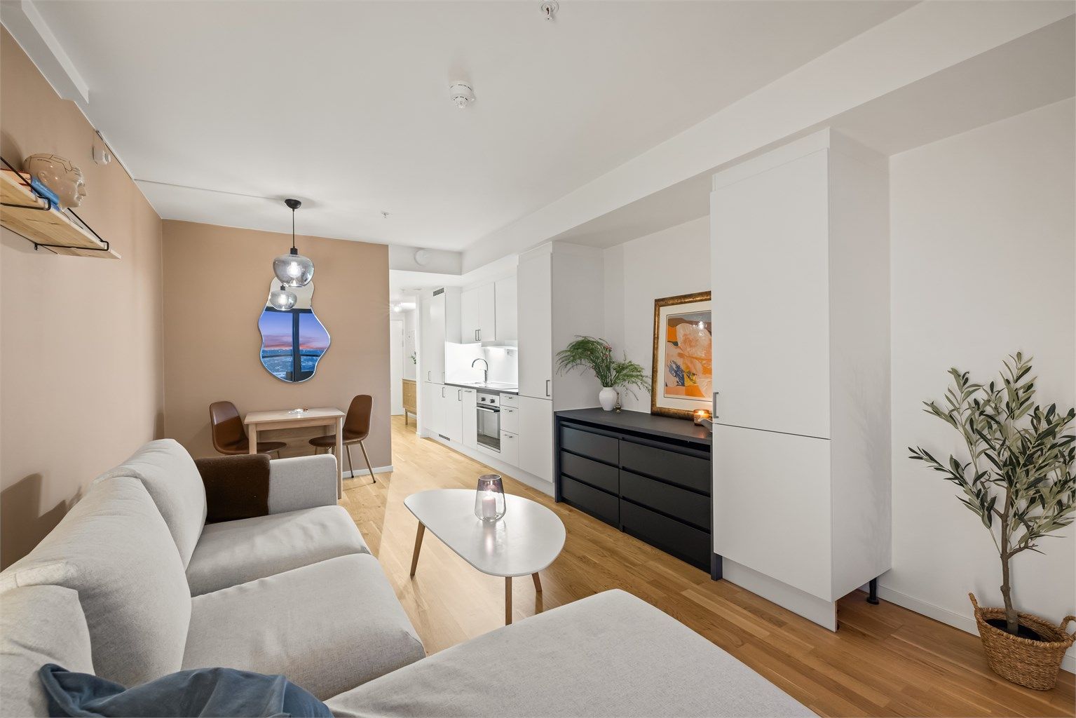 Den helhetlige utformingen gir en god romfølelse.