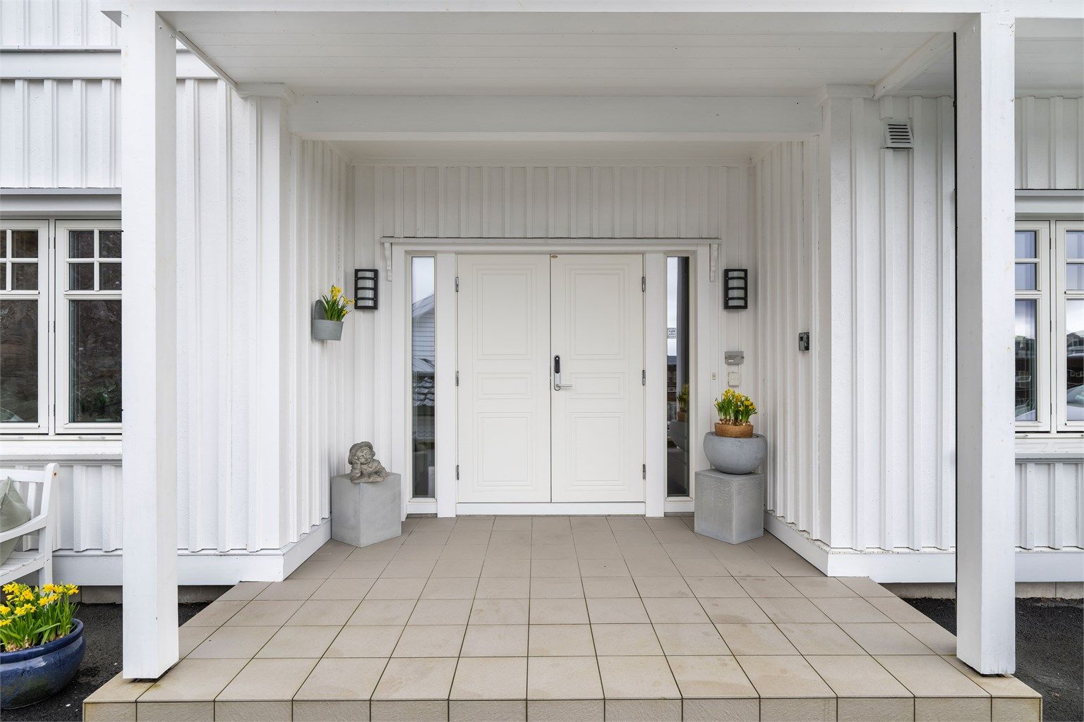 Innbydende og stilrent inngangsparti som ønsker deg velkommen allerede ved første steg inn