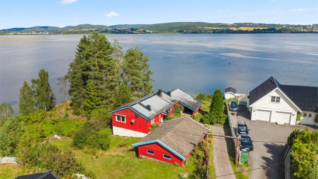 Her får du en sjelden mulighet: en stor tomt på over 2,1 mål som grenser til Øyeren, med en enebolig klar for modernisering.