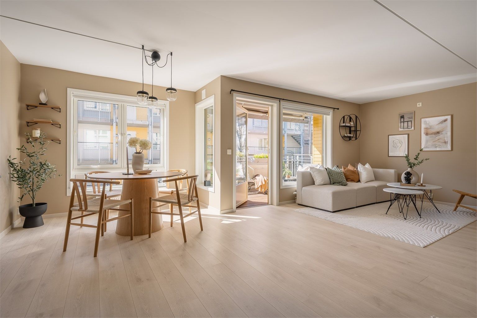 Lørenmegler Sindre Nyhus v/ Krogsveen ønsker velkommen til denne stilfulle 3-roms leiligheten på flotte Løren!