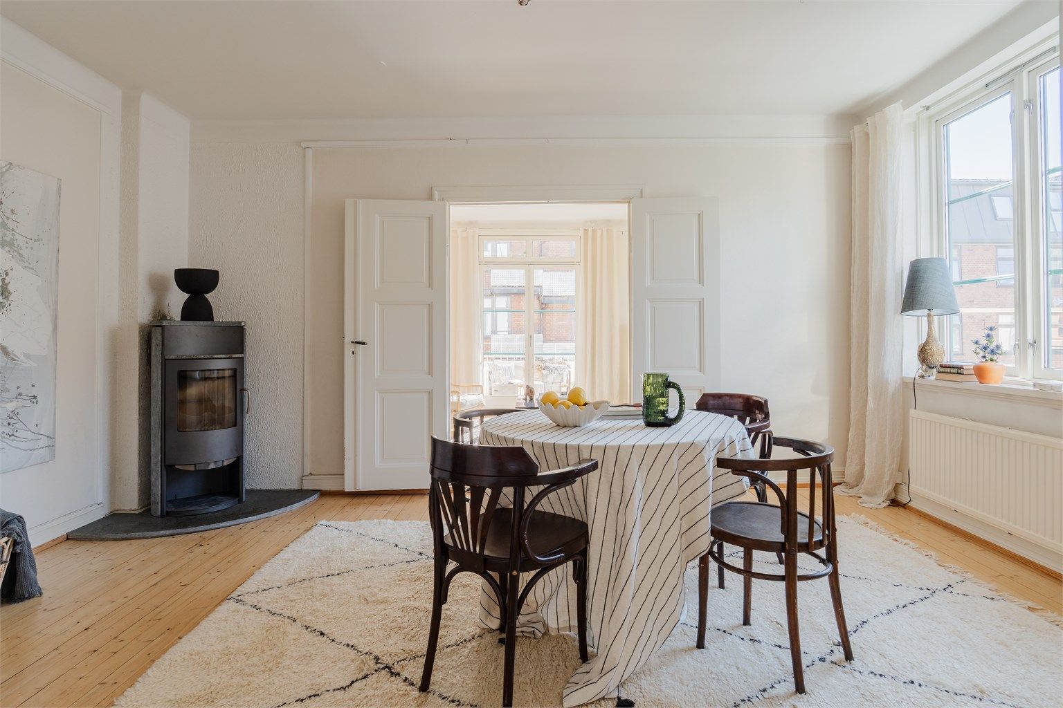 Med tofløyede dører i stuen og store vindusflater får du en lys og luftig leilighet. Må oppleves!