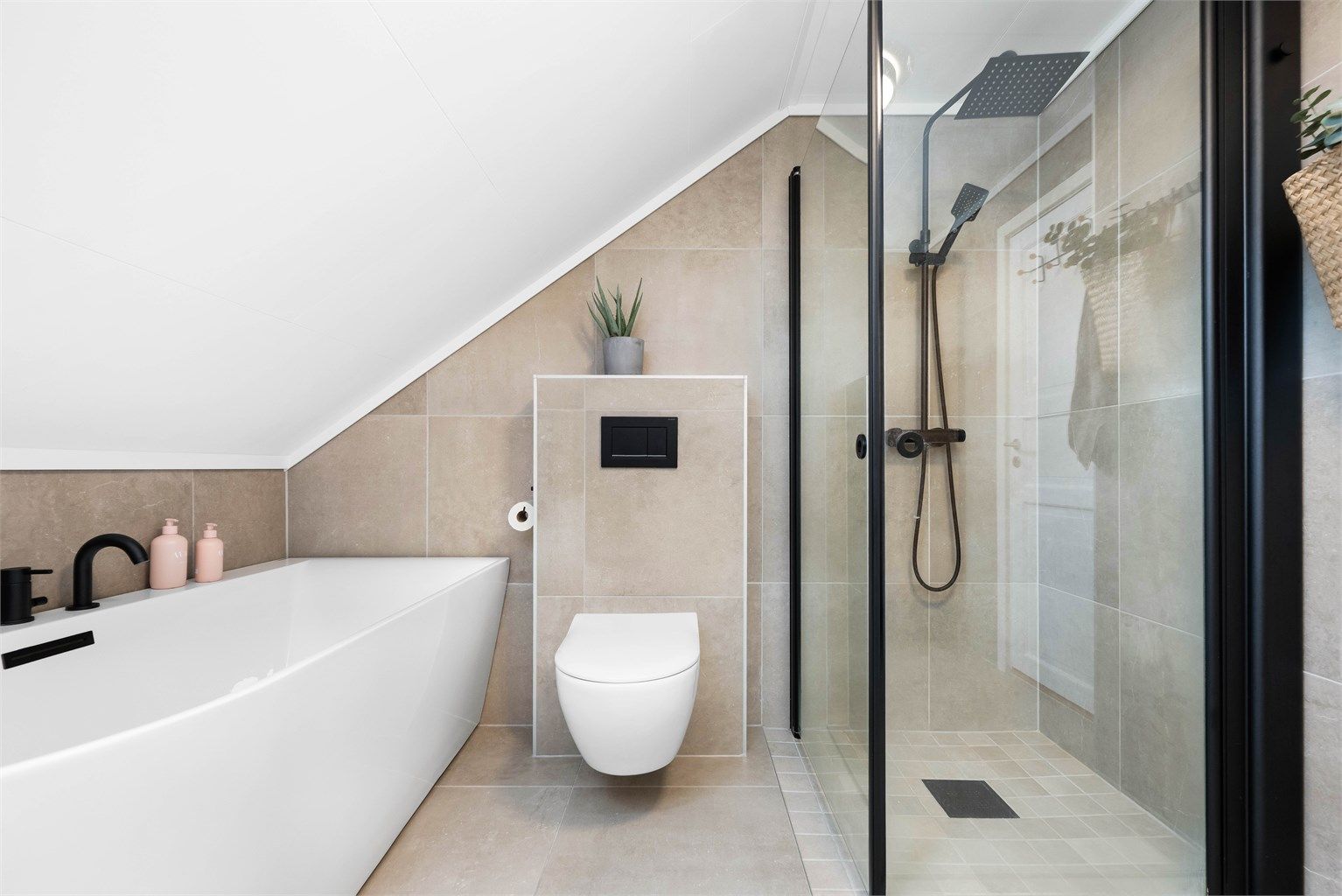- Badet har badekar, dusjhjørne med glassdører, regndusj, samt vegghengt toalett.