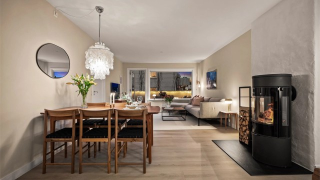 Velkommen til en lys og innbydende leilighet i 4-mannsbolig med attraktiv beliggenhet på Nordstrand.