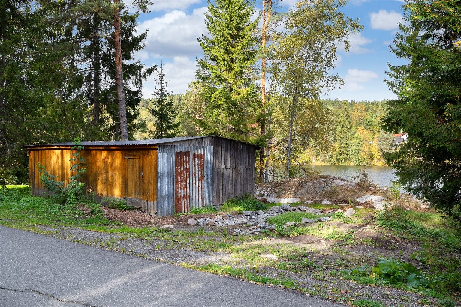 Frittstående uisolert utebod med saltak og metallplater gir god plass til redskaper og utstyr.