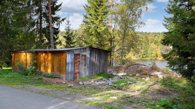 Frittstående uisolert utebod med saltak og metallplater gir god plass til redskaper og utstyr.