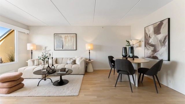 Leiligheten ligger usjenert til midt i Bekkestua sentrum med alt av ønskelige fasiliteter rett utenfor. Rolig og lite trafikkert