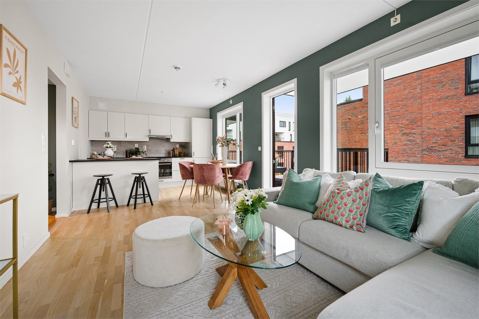 Stuen er romslig med gode muligheter for å innrede med en sofagruppe med tilhørende stuemøblement etter behov. 