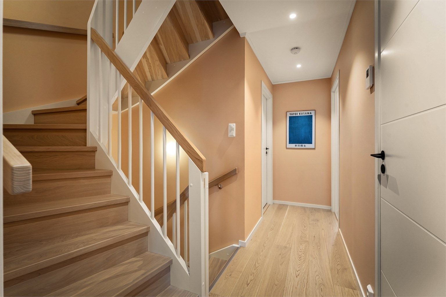 I 2. etasjen har du soveromsavdelingen med 3 soverom og 2 bad