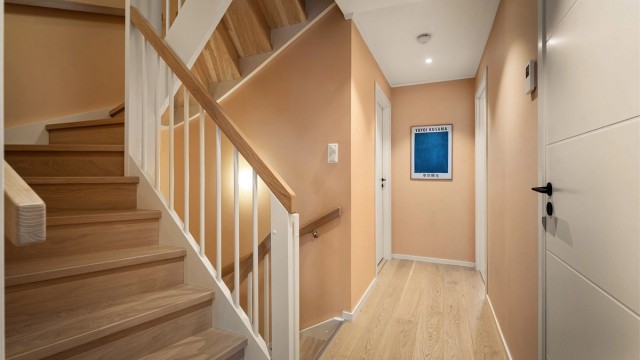 I 2. etasjen har du soveromsavdelingen med 3 soverom og 2 bad