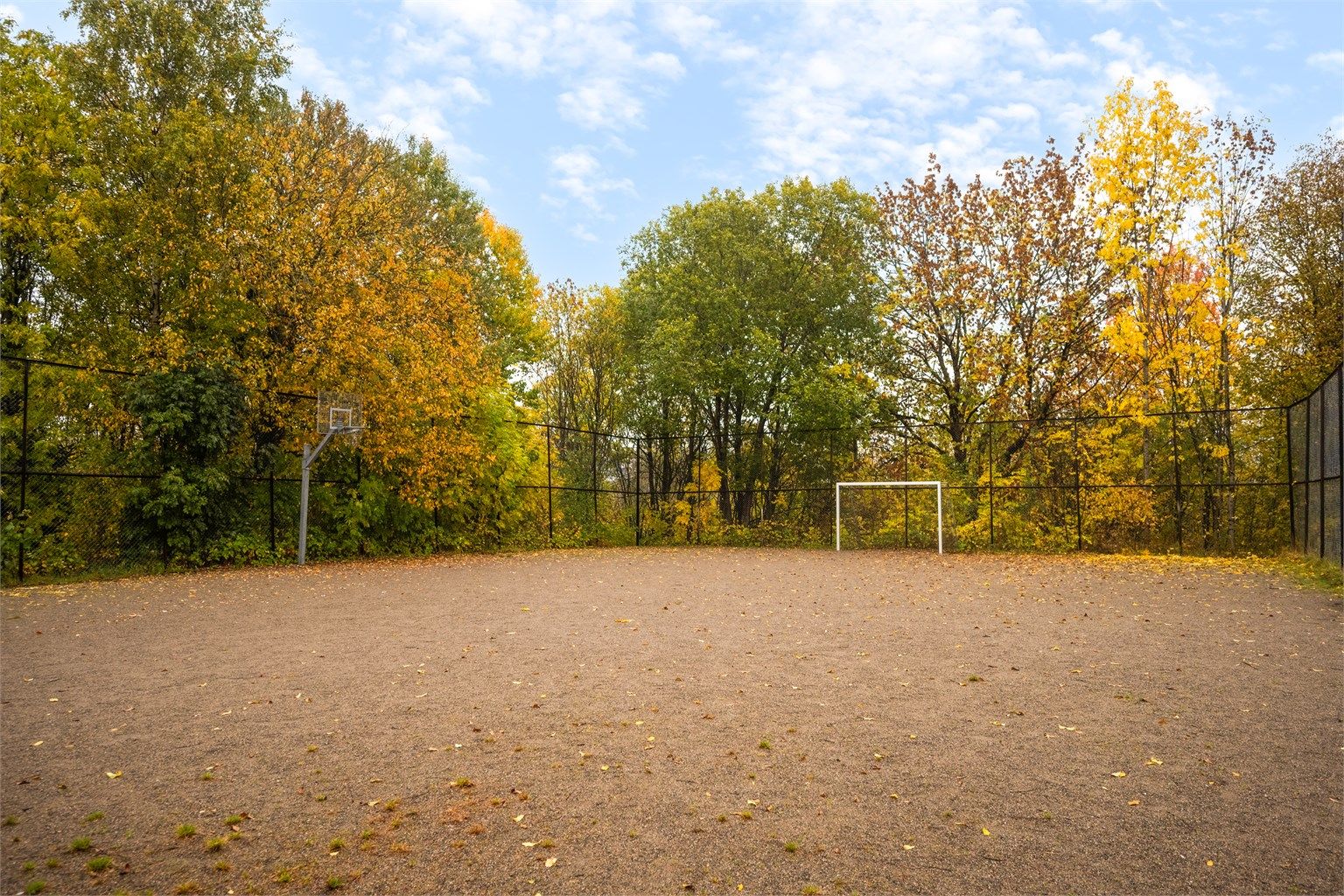 Balløkken i nærområdet er tilrettelagt for fotball og basketball, og i gangavstand finner du også Furuset aktivitetspark og Verdensparken med enda flere aktiviteter.