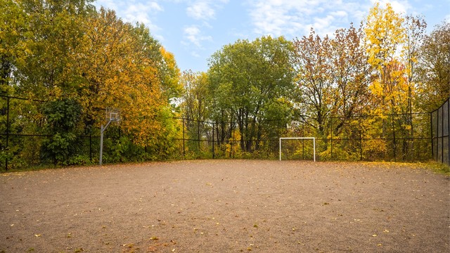 Balløkken i nærområdet er tilrettelagt for fotball og basketball, og i gangavstand finner du også Furuset aktivitetspark og Verdensparken med enda flere aktiviteter.