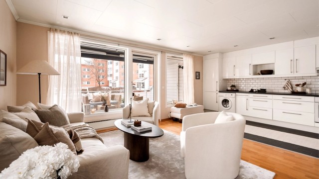 Tom Martinsen v/Krogsveen har gleden av å presentere en moderne og delikat 4-roms med en sjelden stor balkong og sentral, men rolig beliggenhet.