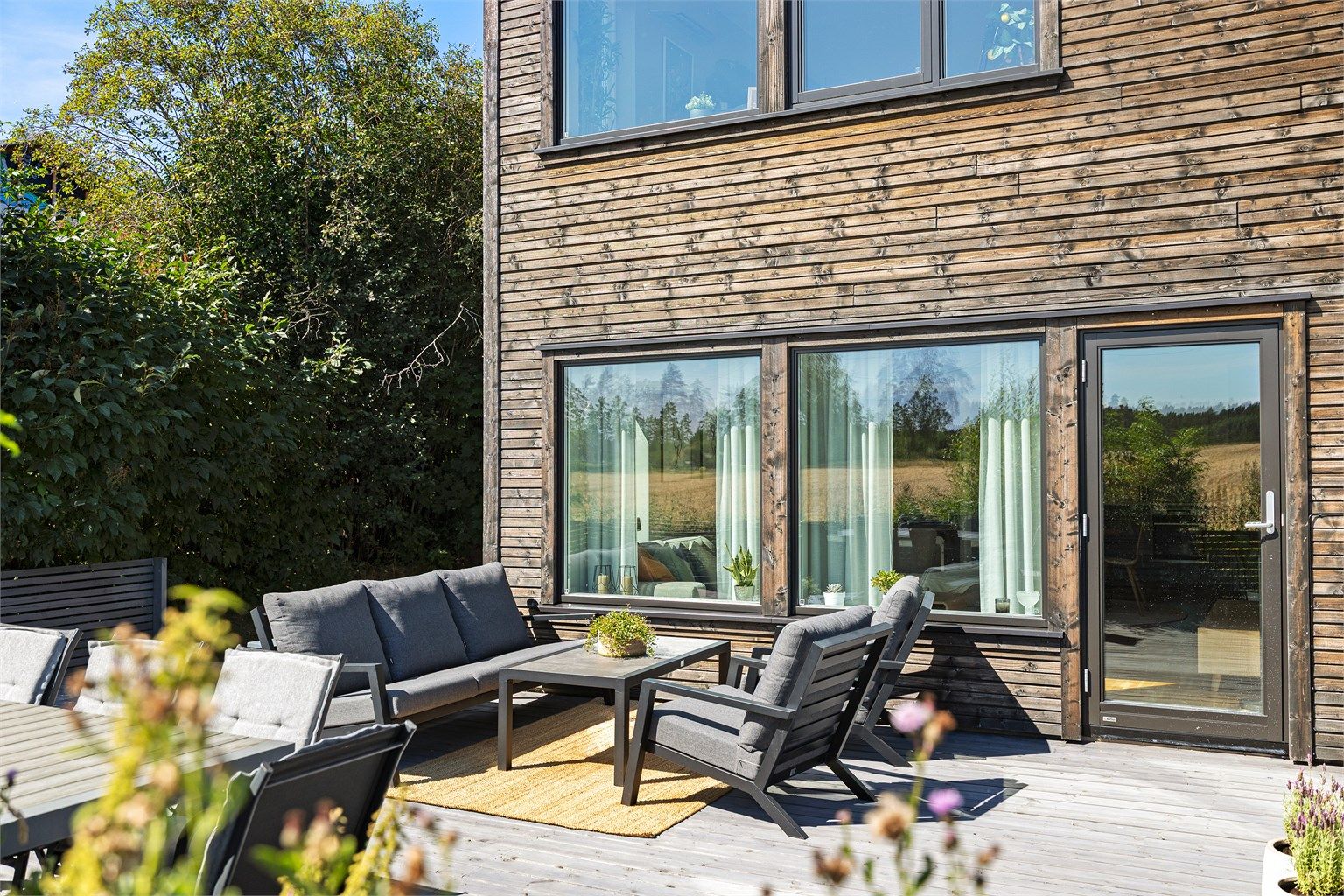 Fasaden har liggende trekledning, som gir et moderne uttrykk.