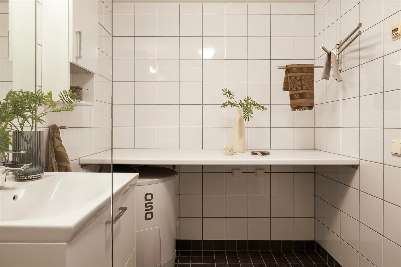 Baderom med opplegg for vaskemaskin og tørketrommel. Varmtvannstank fra 2024. 
