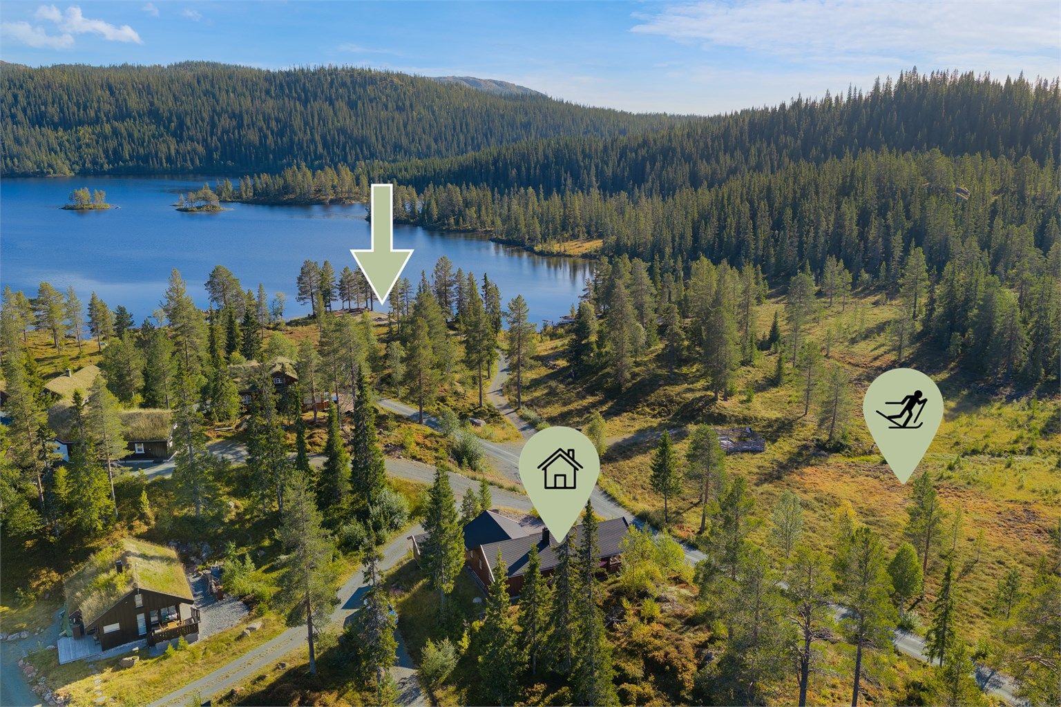 Badeplass/grillplass markert med pil. Skiløyper rett ved hytta. 