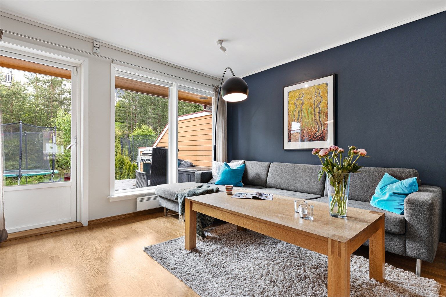 Her er det god plass til å møblere med sofa, salongbord og TV-seksjon. Det er også utgang til en stor terrasse. 