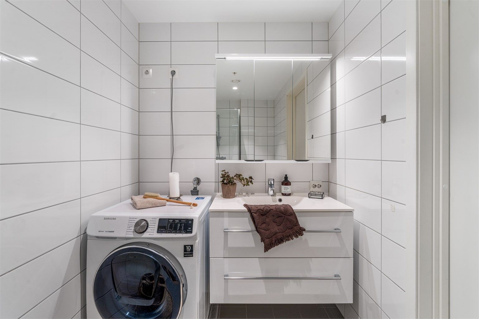 Helfliset bad med gullvarme, vegghengt innredning og dusjnisje.