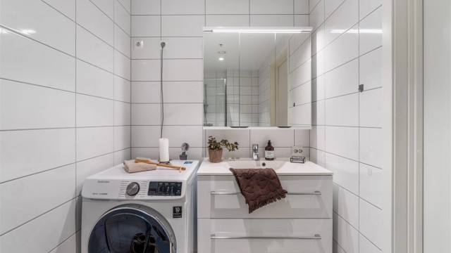 Helfliset bad med gullvarme, vegghengt innredning og dusjnisje.