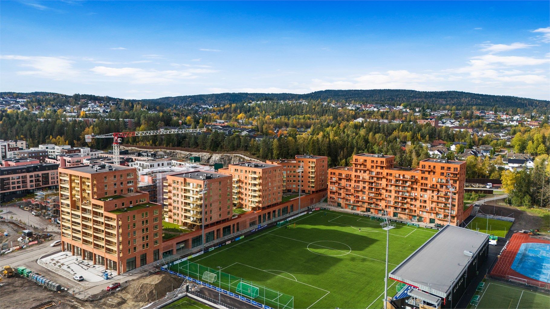 Beliggenheten er sentral og samtidig tilbaketrukket, med Rolvsrud stadion og grøntområder som nærmeste nabo.