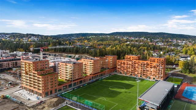 Beliggenheten er sentral og samtidig tilbaketrukket, med Rolvsrud stadion og grøntområder som nærmeste nabo.