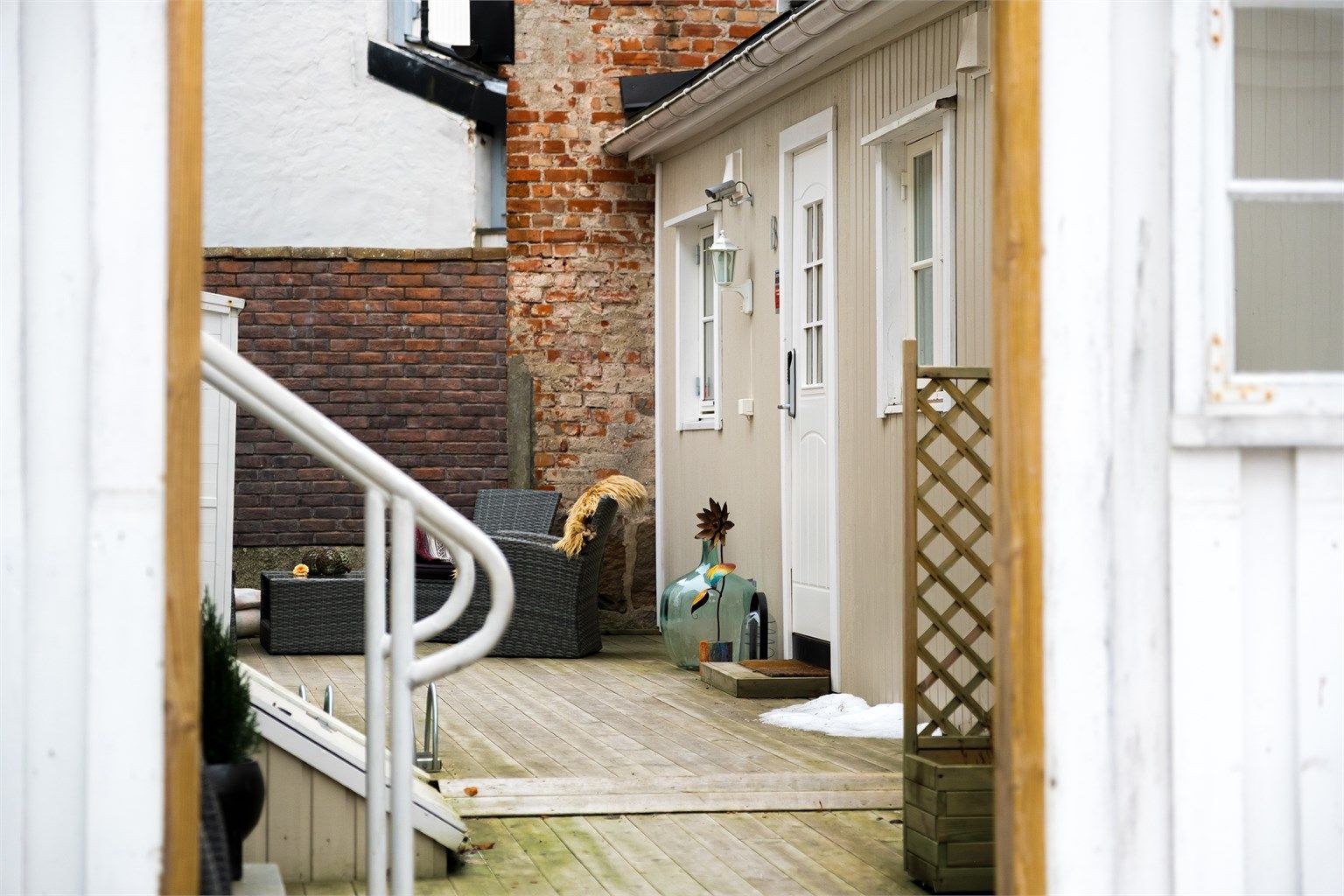 Leiligheten ligger i eget bygg og disponerer egen uteplass. Fotograf Kristoffer Kristiansen.