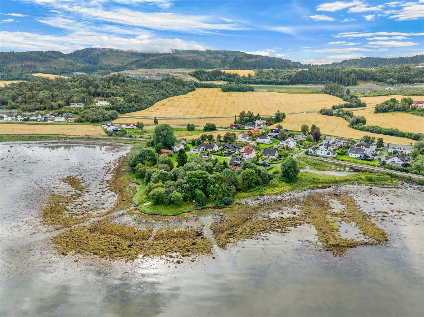 Området byr på en fin kombinasjon av sjø, grøntområder og landlige omgivelser, samtidig som Trondheim er lett tilgjengelig.
