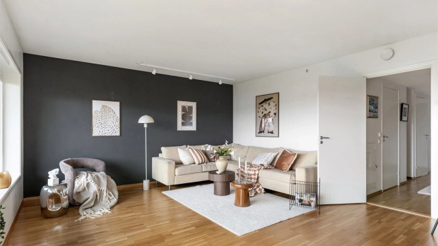 Glatte malte innerdører og lyse vegger.
