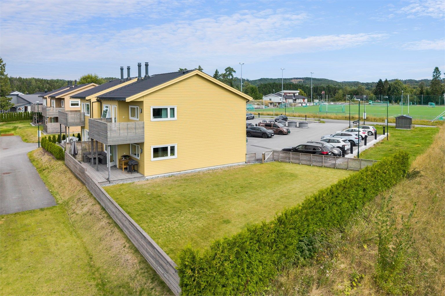 Leiligheten har en stor, privat hage og egen parkeringsplass med elbillader.