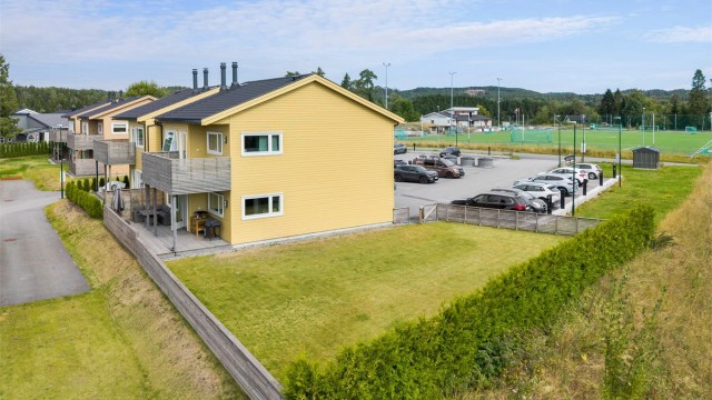 Leiligheten har en stor, privat hage og egen parkeringsplass med elbillader.