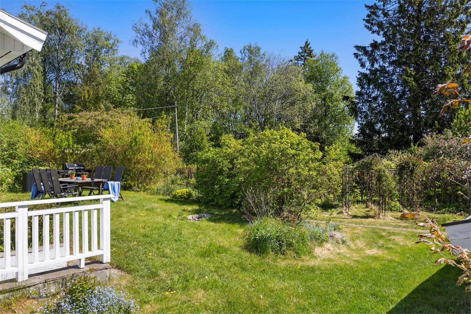 Hagen byr på sitteplasser i flere soner, slik at man alltid kan finne en plass i solen, og oftest i le for vind og vær