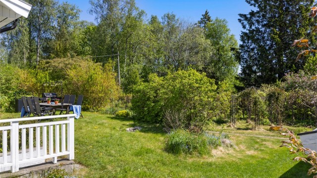 Hagen byr på sitteplasser i flere soner, slik at man alltid kan finne en plass i solen, og oftest i le for vind og vær