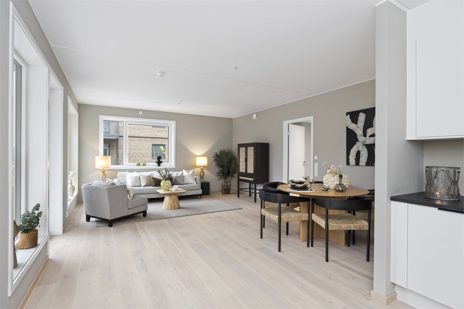 Stuen er lys og innbydende med god plass til å møblere i soner.