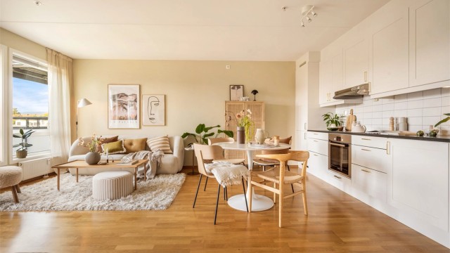 Kjøkkenet ligger i åpen forbindelse med stuen.
