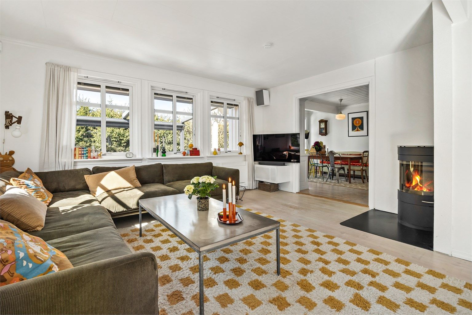 Fra stuen er det en naturlig overgang til spisestuen, som skaper en fin flyt mellom sonene.