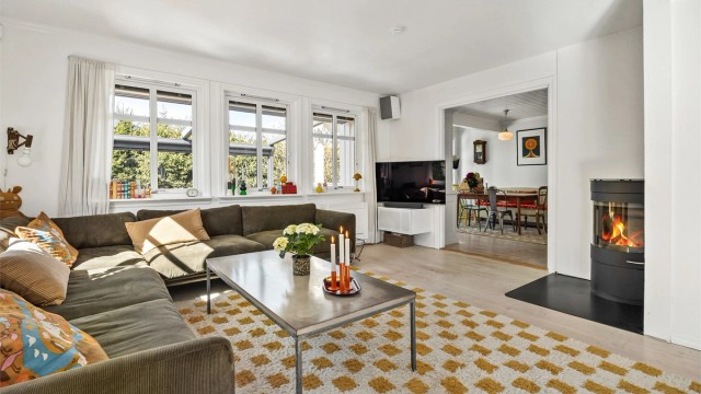 Fra stuen er det en naturlig overgang til spisestuen, som skaper en fin flyt mellom sonene.