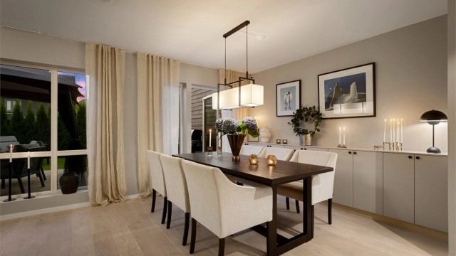 Moderne rekkehus fra 2021 med familievennlig planløsning over tre plan. Lekker spisestue med plassbygd skjenk.
Foto: Zovenfra.no