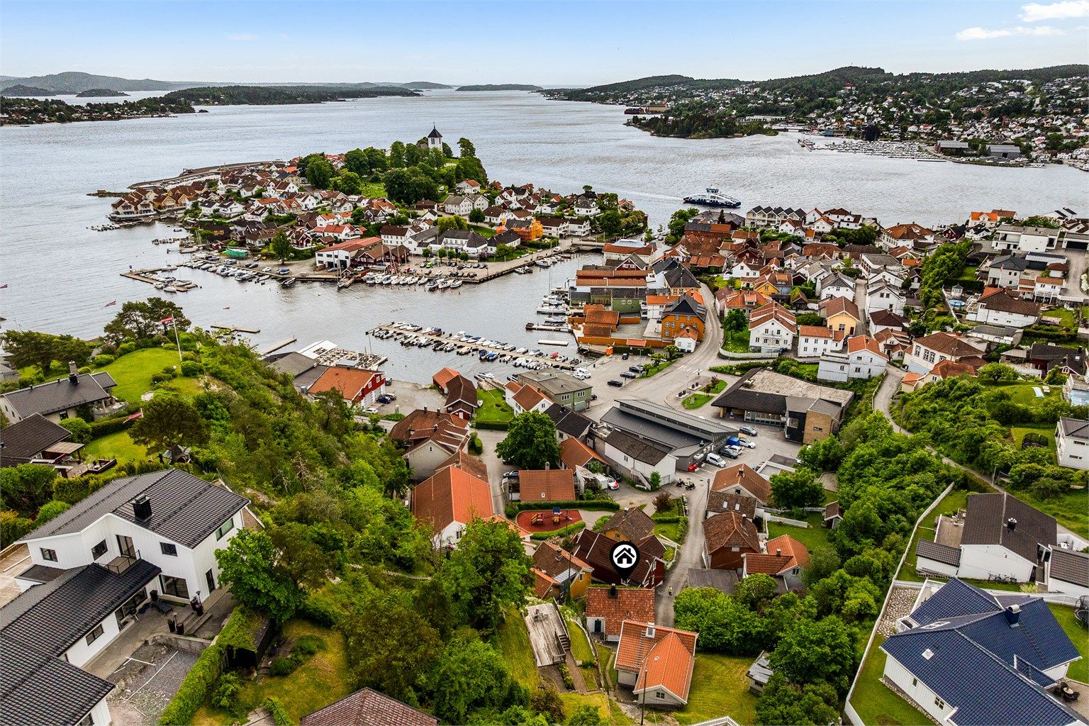 Huset ligger skjermet og fint til med det meste Brevik har å by på i umiddelbar nærhet.