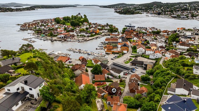 Huset ligger skjermet og fint til med det meste Brevik har å by på i umiddelbar nærhet.