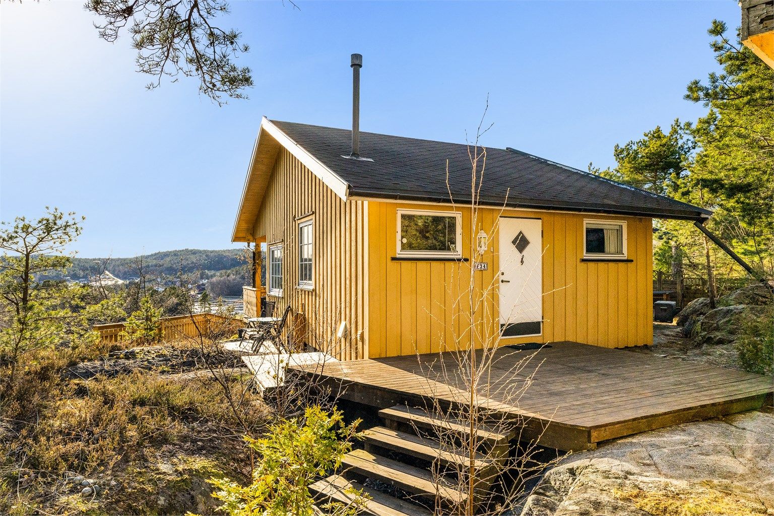 Hytta ligger flott til på en liten høyde med fin utsikt til sjøen og Brevikstrand.