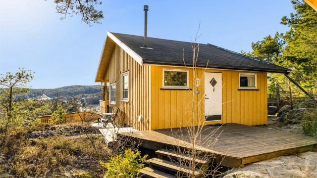 Hytta ligger flott til på en liten høyde med fin utsikt til sjøen og Brevikstrand.