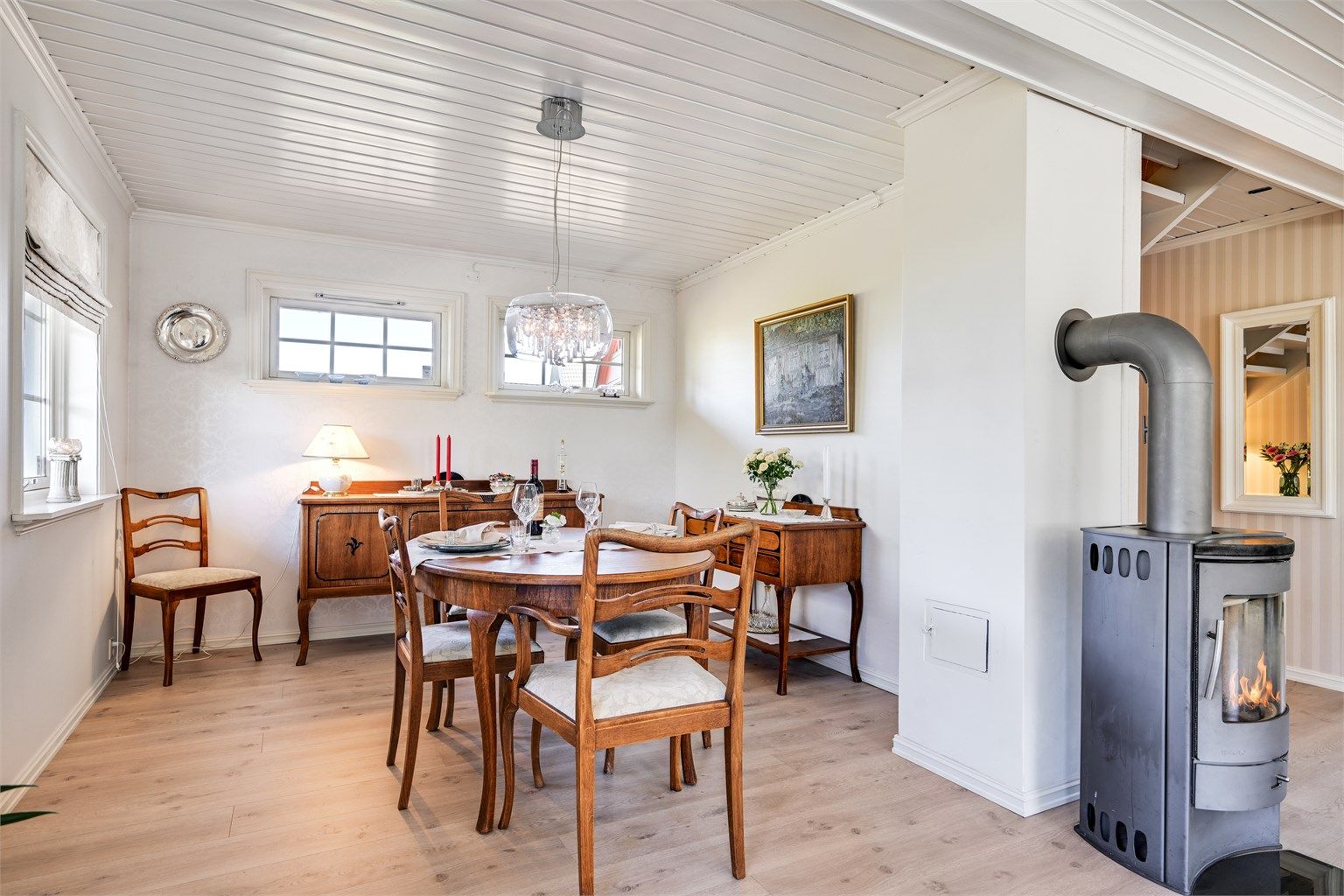 Spisestuen er en naturlig del av oppholdsrommet, med plass til hyggelige middagsselskaper.