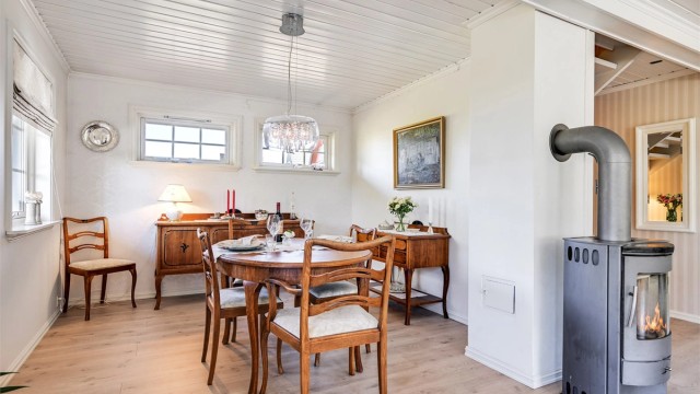 Spisestuen er en naturlig del av oppholdsrommet, med plass til hyggelige middagsselskaper.