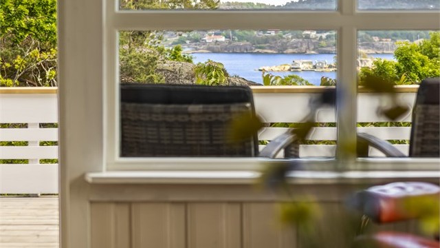 Flott utsyn mot sjøen fra stuen.
