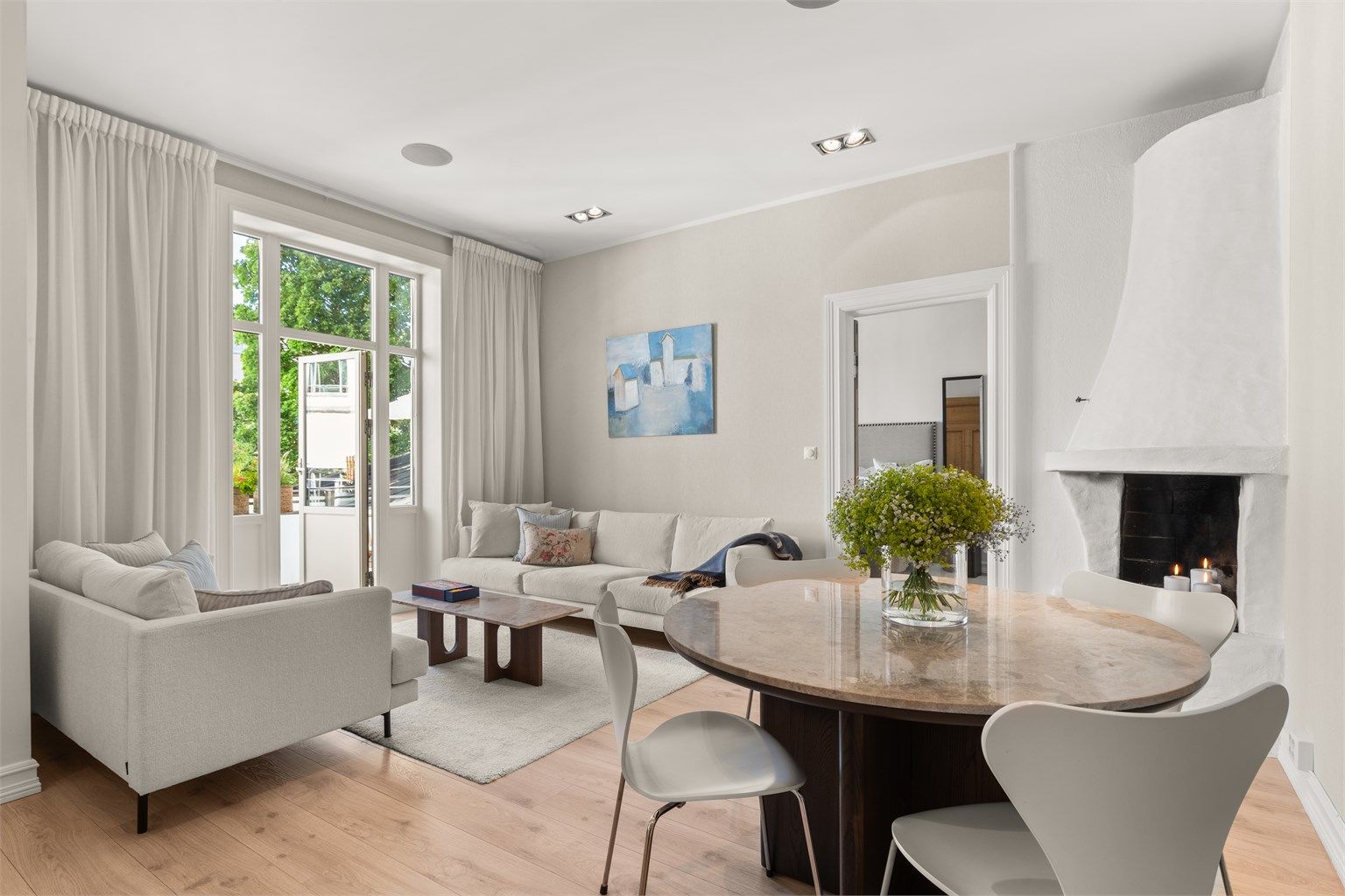 Leiligheten har god intern beliggenhet i byggets 3. etasje og vender inn mot rolig bakgård. 