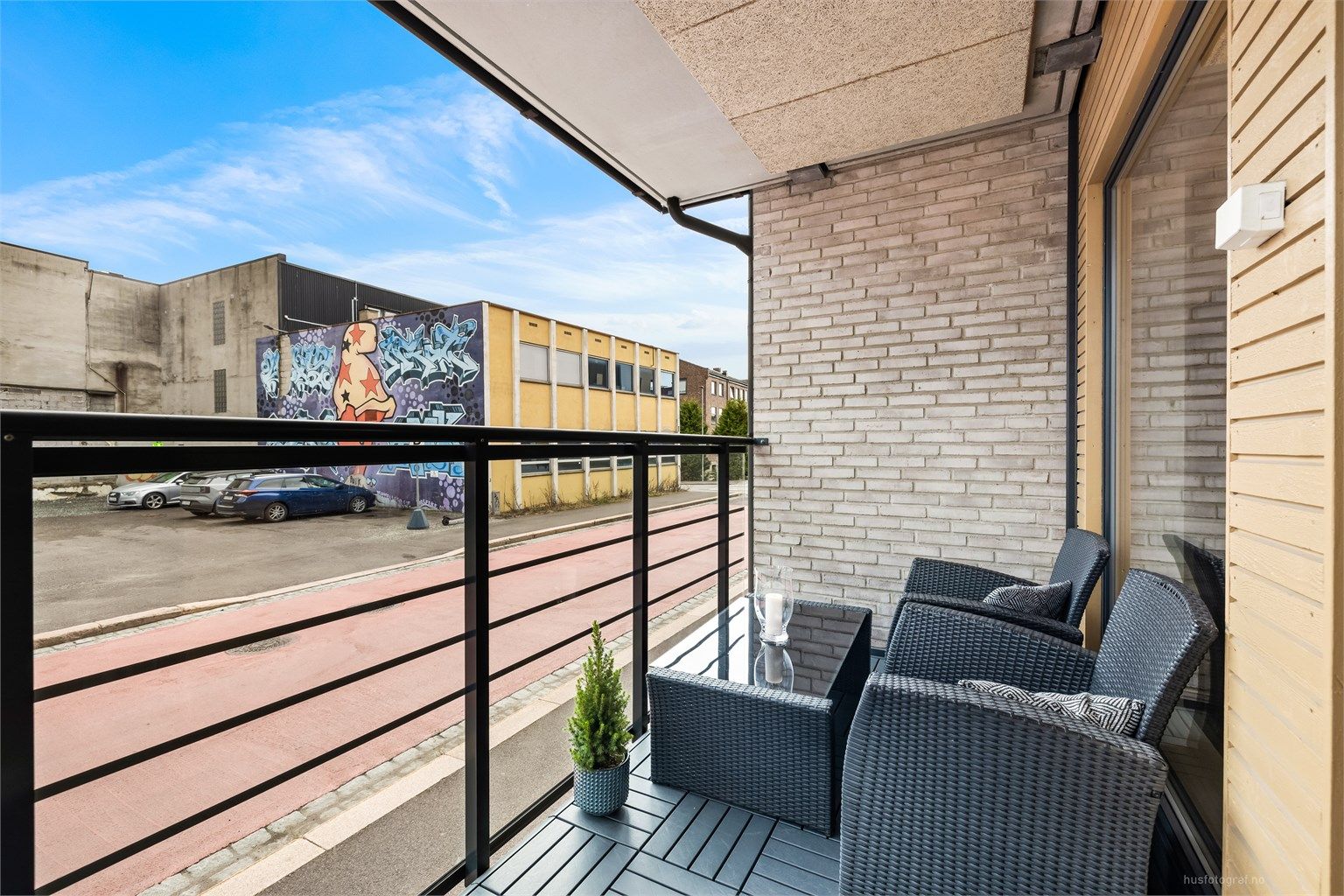 Balkong med plastfliser på gulv (2023)